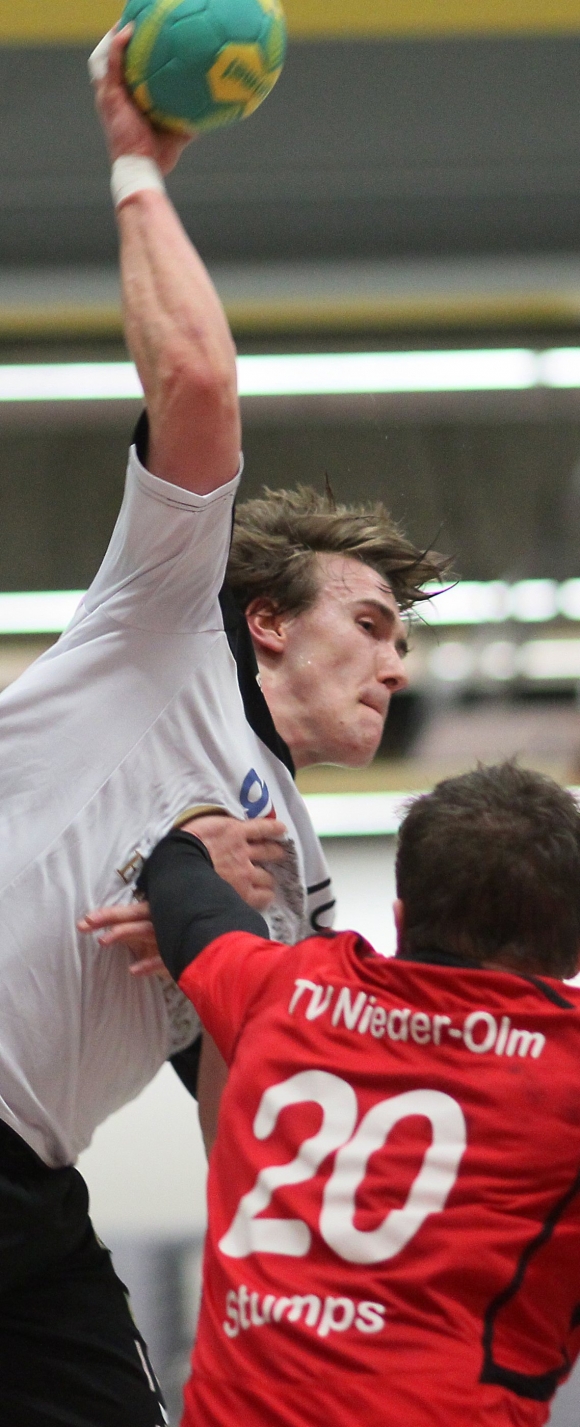 Über weite Phasen des Spiels kam die 6-0-Deckung der Nieder-Olmer, wie hier Tino Stumps, mit den Anläufen der Saulheimer (im Bild Christopher Theuer) gut zurecht.