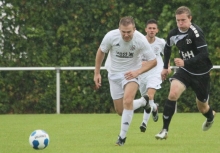 Bei Leo Hasselwander (r.) und dem FSV Saulheim wird es gegen Nibelungen Worms auch darauf ankommen, ob nach dem anstrengenden Pokalspiel in Klein-Winternheim die Kraft reicht. Für Timo Tautenhahn (l.) und den TSV Zornheim geht es in der Partie gegen den FSV Nieder-Olm darum, sich nicht im Tabellenkeller einsperren zu lassen.