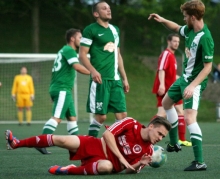 Eine Bruchlandung erlebten Matthias Wincek (unten) und die SVW Mainz als damals klassenhöheres Team im Verbandspokalspiel im August 2014 beim damaligen Bezirksligisten TuS Marienborn (v. l. Matteo Trapp, Timm Filtzinger). Der Favorit scheiterte durch ein 1:3 nach Verlängerung beim späteren Meister und Aufsteiger. Nun stehen sich beide Vereine bei der Neuauflage der Begegnung in einem Landesligapunktspiel gegenüber.