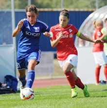 Stefanie Wagner (l.) ist beim ersten Auswärtsspiel der Zweitliga-Fußballerinnen des TSV Schott in Mönchengladbach neben Meike Weber und Loreana Liebetanz eine der Stammspielerinnen, auf die Trainer Thorsten Lamers verzichten muss.