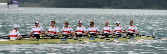 Goldjunge: Claas Mertens (Dritter von links) wird mit dem leichten Achter Weltmeister auf dem Lac d'Aiguebelette.