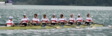 Goldjunge: Claas Mertens (Dritter von links) wird mit dem leichten Achter Weltmeister auf dem Lac d'Aiguebelette.