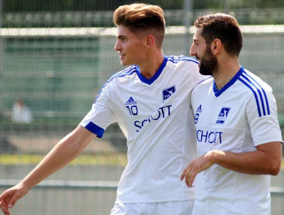 Zeichneten mal wieder mit einem schönen Zusammenspiel für den Schott-Treffer verantwortlich: Vorbereiter Patrick Huth (l.) und Torschütze Can Özer.