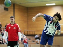 Der Siebenmeterschütze und sein Beobachter: Manuel Blezinger war bei seinen drei Versuchen von der Linie durchweg erfolgreich. HSG-Spielertrainer Mirza Cehajic (l.) hofft vergeblich auf eine Parade seines Keepers. 