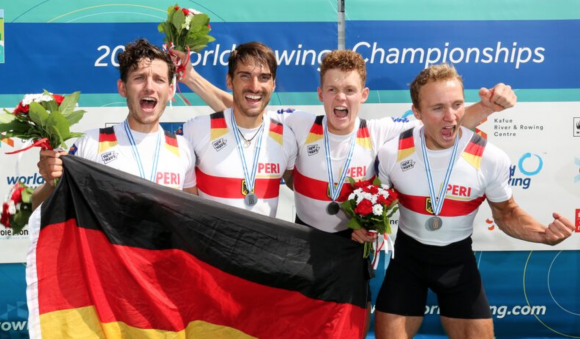 Freude pur (von links): Roman Acht, Daniel Lawitzke, Philipp Grebner und Jonathan Rommelmann feiern die Vizeweltmeisterschaft.