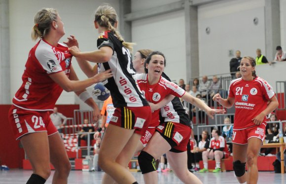 Sie ist die Neue in der Mitte: Inga Feuchtmann-Perez (Mitte) sucht den Weg durch die Bensheimer Abwehr. Als Spielmacherin zeigte sie Drang, selbst Druck auf die Abwehr auszuüben, wie sich den finalen Pass zu suchen.