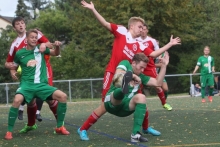 Nikolas Putzker (vorne l.) und Eric Galinski sehen sich von ihren Weisenauer Gegnern Daniel Richter (hinten l.) und Sebastian Popp energisch abgeschirmt. Viel Platz ließen sich die Derbygegner lange Zeit nicht, erst in der Schlussphase entwickelte sich ein offener Schlagabtausch. 