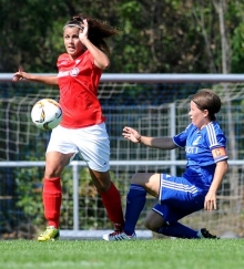 Wartet noch aufs erste Zweitligator und den ersten Zweitligapunkt: Meike Weber (r.) verlor mit dem TSV Schott auch das erste Auswärtsspiel nach dem Aufstieg.
