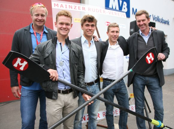 Lustige Fünferrunde nach einem starken Mainzer Ruderjahr: Trainer Robert Sens, Philipp Grebner, Claas Mertens und Moritz Moos (v.l.), dessen Bootskompagnon Jason Osborne vom WM-Ort Aiguebelette aus in den Urlaub startete, mit MRV-Chef Martin Steffes-Mies beim Empfang der WM-Teilnehmer am Bootshaus.