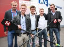 Lustige Fünferrunde nach einem starken Mainzer Ruderjahr: Trainer Robert Sens, Philipp Grebner, Claas Mertens und Moritz Moos (v.l.), dessen Bootskompagnon Jason Osborne vom WM-Ort Aiguebelette aus in den Urlaub startete, mit MRV-Chef Martin Steffes-Mies beim Empfang der WM-Teilnehmer am Bootshaus.