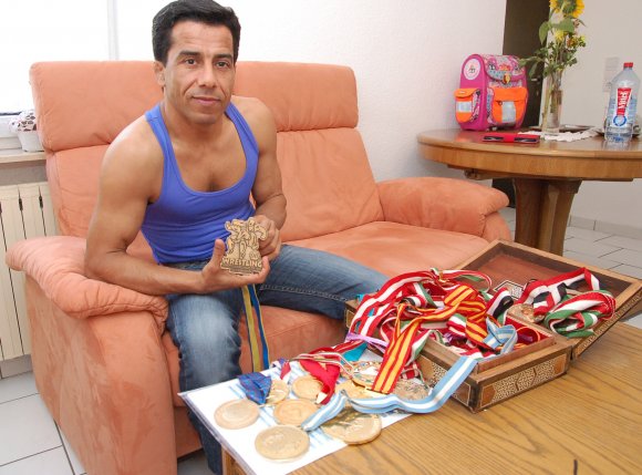 Ein Mann mit bewegter Sportlerkarriere: Der syrische Bürgerkriegsflüchtling Khaled Al-Faraj (45) hütet in seiner Nackenheimer Wohnung eine große Medaillensammlung. In der Hand hält er die bronzene Auszeichnung, die er 1998 bei der WM in Gävle/Schweden gewann.