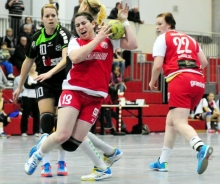 Anna-Lena Kempf (Mitte) geht mit der 05-Zweiten, nun als FSG Mainz 05/Budenheim, in ihr drittes Jahr und ist damit wahrlich nicht mehr der Neuling der Mannschaft. Die Unterstützung aus dem Zweitligateam wie vergangene Runde häufig durch Hanna Dankwardt (r.) dürfte auch in der kommenden Runde wieder regelmäßig die Kaderqualität stützen.