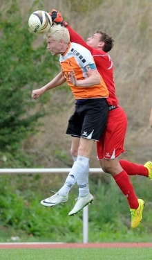 Die Saulheimer - hier Torwart Yannik Reinländer und Innenverteidiger Jan Mück - stemmten sich nach Kräften gegen die erste Saisonniederlage, mussten sich dem TSV Gundheim aber letztlich mit 3:4 geschlagengeben.