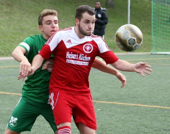 Verbissene Zweikämpfe wie zwischen dem Marienborner Rechtsverteidiger Joshua Klüber (l,) und SVW-Stürmer Pascal Kalbfuß machen die Derbys aus. In der Landesliga gibt es aus Mainzer Sicht davon an diesem Wochenende gar zwei.