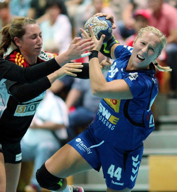 Für Lara Leuckefeld fand das erste Zweitligaspiel mit der SG Bretzenheim vornehmlich auf der Linksaußenposition statt. Dort sieht Trainer Steffen Piffkowski mehr Bedarf für eine gestandene Spielerin, für die Kreisposition ist Michele Chwalek erste Wahl.