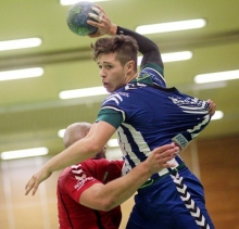 Da hilft dem Gegner auch kein Ziehen und Zerren: Lukas Nagel sorgte zusammen mit Lukas Scheer für den Großteil der Budenheimer Treffer beim Auswärtssieg über die HSG Rhein-Nahe, durch den der Saisonauftakt der Sportfreunde als gelungen angesehen werden darf.