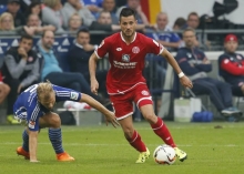 Der Ex-Schalker Danny Latza enteilt dem Ex-Mainzer Johannes Geis. Nach 90 Minuten hatten allerdings die Königsblauen die Nase vorn.