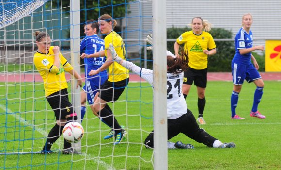 Sie ist wieder da: Annika Leber (2.v.l.) hat gerade einen Eckbakll von Deniz Özer per Kopf zum 1:1 ins Aachener Tor verlängert.