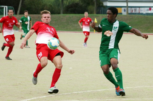Damit war das Spiel scheinbar durch: TSG-Linksaußen Krystian Borowski lehnt sich mächtig zurück, weil er gesehen hat, dass TuS-Keeper Ruben Ragg  zu weit vor dem Tor steht, und erzielt per Heber das 4:2. Carnell Likunde kann ihn nicht daran hindern.