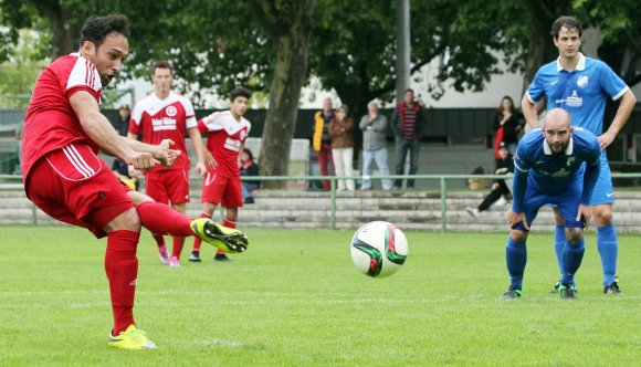 Den macht einer wie Adam Kaya, auch wenn die Fußhaltung am Schluss nicht gesund aussieht: Der Strafstoßtreffer des Stürmers fiel zwar schon nach 20 Minuten, rettete der SVW Mainz letztlich aber einen Punkt gegen den SV Geinsheim.