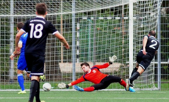 Heute übernimmt das mal der Abwehrchef: Alan Ates (r.) hat TSG-Torhüter Christian Wölfelschneider überwunden und erzielt den Treffer, der dem VfB Bodenheim den Sieg bei Aufsteiger TSG Bretzenheim 46 einbrachte.