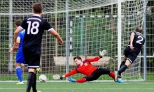 Heute übernimmt das mal der Abwehrchef: Alan Ates (r.) hat TSG-Torhüter Christian Wölfelschneider überwunden und erzielt den Treffer, der dem VfB Bodenheim den Sieg bei Aufsteiger TSG Bretzenheim 46 einbrachte.