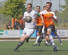 Aufgeschlossen: Fontana Finthen um Kapitän Thorsten Krüger (l.) hat sich mit dem dritten Sieg hintereinander an die erweiterte Spitzengruppe herangerobbt und sitzt jetzt dem FSV Saulheim (r. Florian Vogelsang) im Nacken.