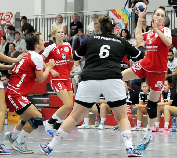 Die drei Neuen der FSG-Zweiten, die von anderen Vereinen kamen, vereint: Anja Rudman, Carolin Drews und Celina Schwarzkopf (rote Trikots, v.l.) feierten ihre Punktspielpremiere in der Stresemann-Halle.