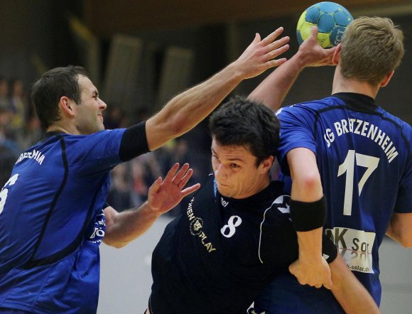 Zwei Vereine, die hoffen dürfen, sich aus dem Tabellenmittelfeld weiter nach vorne zu arbeiten, sind die SG TSG/DJK Bretzenheim (l. Adrian Janz) und der HC Gonsenheim (Mitte Fabian Heuckeroth). Johannes Reitz (r.) hat die Seite gewechselt und spielt ab dieser Saison für die Gonsenheimer.