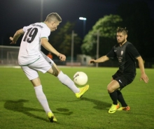Heiß umkämpft war in der vergangenen Saison das erste Aufeinandertreffen zwischen der Fortuna (r. Jens Eberhardt) und der SpVgg Ingelheim (l. Nikita Voronjanskij) am Blumengarten. Nach einer 4:0-Führung der Gastgeber holte die Fortuna zum 4:3-Endstand auf. Derzeit ist es unwahrscheinlich, dass den Ingelheimern ein ähnliches Ergebnis in Mombach gelingen kann.