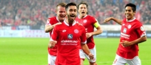 Ein großer Moment: Yunus Malli hat soeben den ersten Dreierpack seiner Karriere erzielt. Daniel Brosinski, Julian Baumgartlinger und Vorbereiter Yoshinori Muto freuen sich mit dem neuen 05-Torjäger.