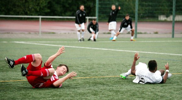 Zwei liegen, beide sehen sich als Opfer: Thorsten Kleber (SVW, l.) und Nelson Kari-Kari (VfB) fanden sich nach einer Zusammenkunft in Käferhaltung auf dem Bodenheimer Kunstrasenfeld wieder.