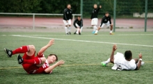 Zwei liegen, beide sehen sich als Opfer: Thorsten Kleber (SVW, l.) und Nelson Kari-Kari (VfB) fanden sich nach einer Zusammenkunft in Käferhaltung auf dem Bodenheimer Kunstrasenfeld wieder.