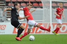 Bekam den Ball im eigenen Strafraum an die Hand: Benedikt Saller (M.).