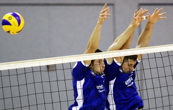 Der Ball am Block vorbei: Die TGM Gonsenheim blieb beim Saisonauftakt gegen Mitaufsteiger TV/DJK Hammelburg in drei verlorenen Sätzen zwischen fünf und sieben Punkte hintendran.