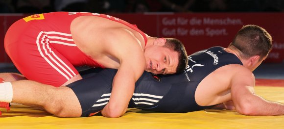 Ließ sich nicht aus der Bahn bringen: Ungarn-Traktor Balint Korpasi (l.) machte seinen Gegner platt und bescherte den 88ern die nötigen vier Punkte zum 13:12-Auswärtssieg.