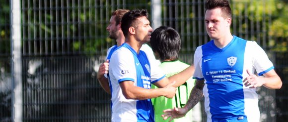 Augen zu und durch: Marco Streker (r.) hat soeben per Elfmeter das 2:1 erzielt, Mohamed Jamali gratuliert.
