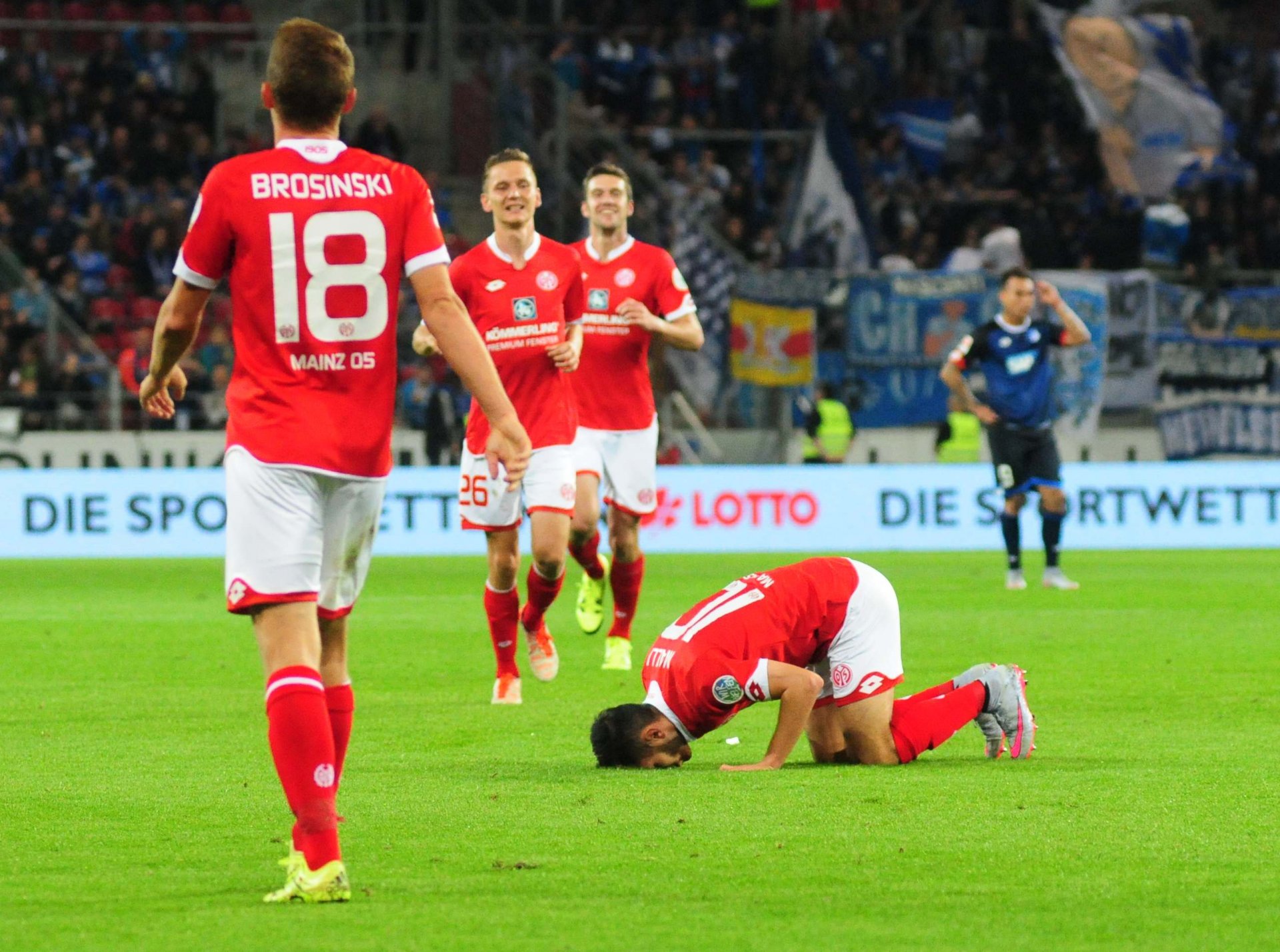 ... dem der Torschütze die Niederwerfungsgeste folgen ließ, ...