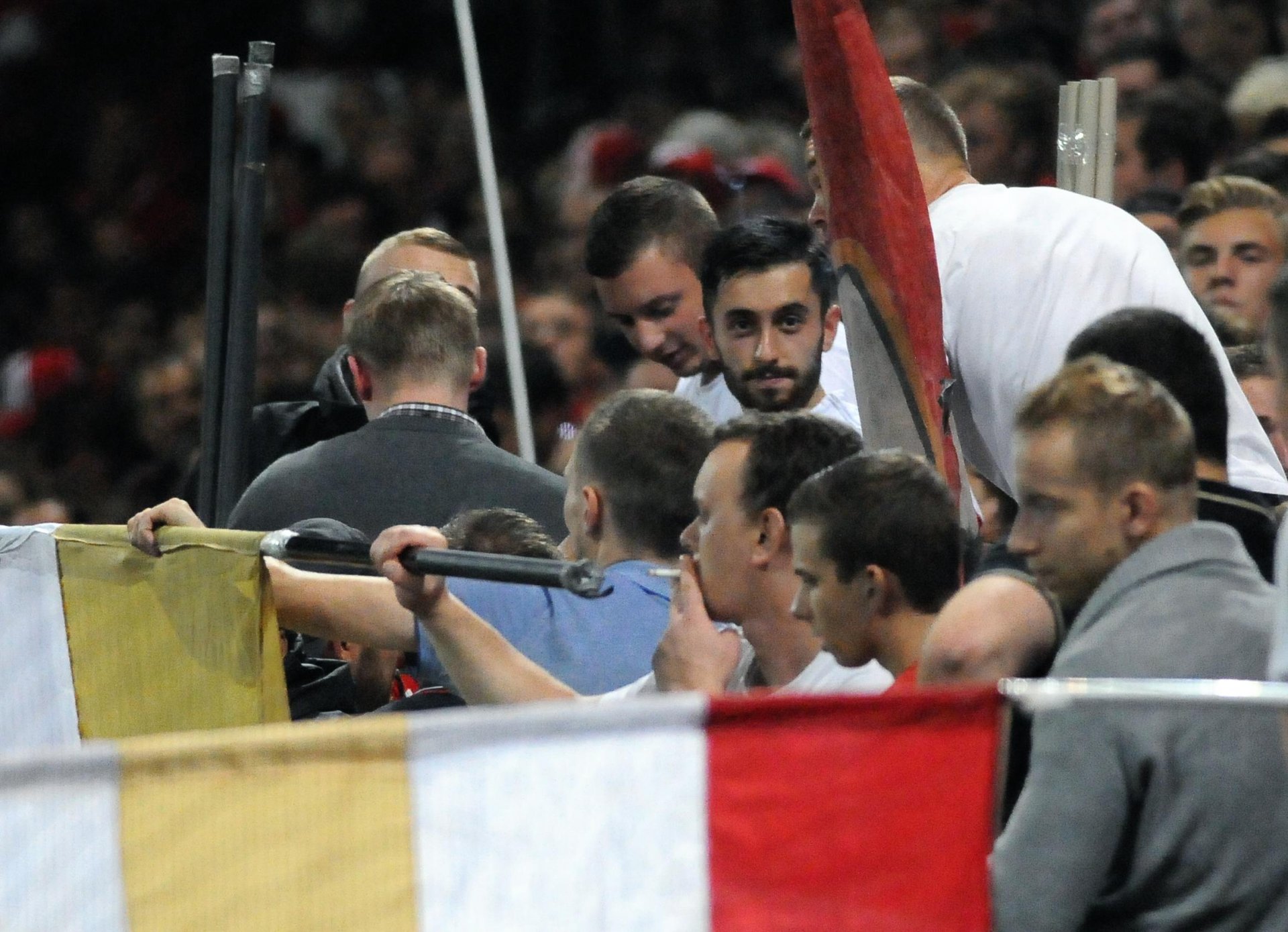 ... der Dreierpack-Mann durfte selbstverständlich den Einpeitscher auf dem Zaun geben.