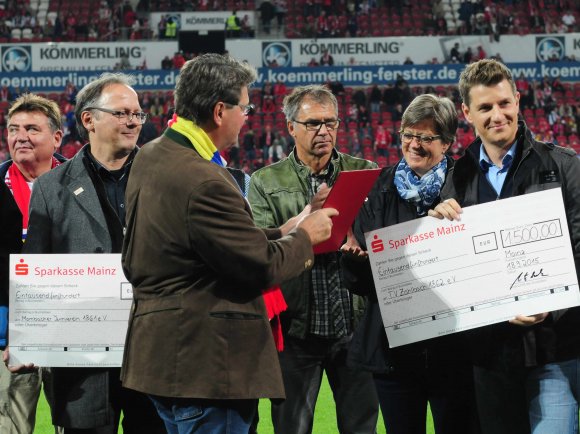 Überzeugendes Rehasport-Konzept: Klaus-Peter Vogl (HDI Gerling) übergab einen Scheck in Höhe von 1500 Euro an die Vertreter des RV Zahlbach.