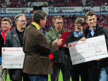 Überzeugendes Rehasport-Konzept: Klaus-Peter Vogl (HDI Gerling) übergab einen Scheck in Höhe von 1500 Euro an die Vertreter des RV Zahlbach.