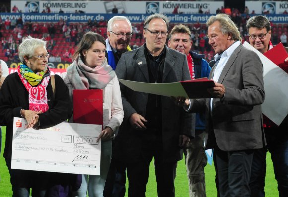 Auch der Mombacher Turnverein durfte sich über einen 1500-Euro-Scheck freuen. 05-Präsident Harald Strutz checkte vorher noch die Zahlen.