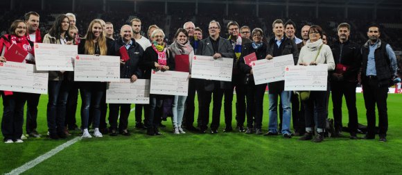 Gruppenbild mit Wertpapieren: Vertreter der ausgezeichneten Vereine und die Juroren.
