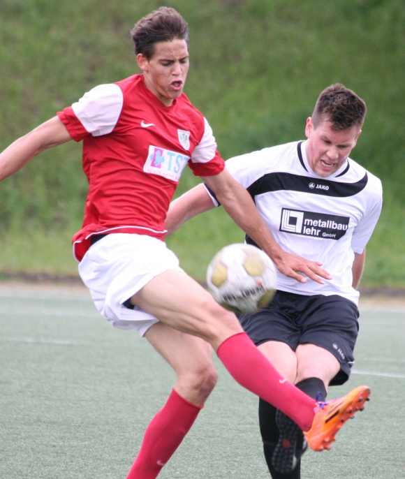 Hier ist Fontana-Spieler Felix Siebert (r.) noch in seiner Hauptfunktion als Innenveteidiger am Werk. Bald darauf musste er als Kurzzeittorwart den verwaisten Kasten sauberhalten.