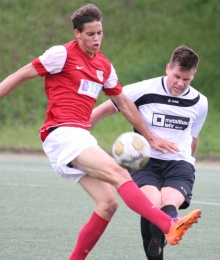 Hier ist Fontana-Spieler Felix Siebert (r.) noch in seiner Hauptfunktion als Innenveteidiger am Werk. Bald darauf musste er als Kurzzeittorwart den verwaisten Kasten sauberhalten.