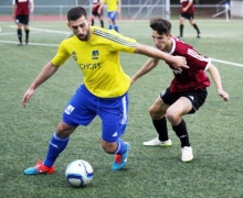 Can Özer (l., gegen Matthias Tillschneider) entschied das Pokalspiel durch seinen Doppelpack in der Schlussphase für den TSV Schott.