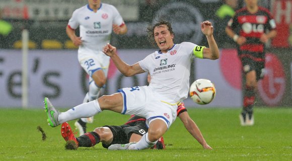 Für dieses Foul an Julian Baumgartlinger sah Lars Bender die Gelbe Karte. Die Szene drückt allerdings auch aus, welche Mannschaft am Mittwochabend mehr Biss hatte. 