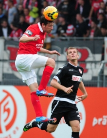 Michal Falkenmayer will sein Comeback nicht mit aller Macht erzwingen und assistiert neben seiner Reha U23-Trainer Sandro Schwarz.