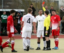 Besonders unfair war die jüngste Begegnung zwischen der TSG Hechtsheim und dem VfB Bodenheim im März keineswegs, auch wenn sie mit einer Gelb-Roten Karte gegen Kevin Handrick (VfB, verdeckt) endete. Aber die Spieler kennen sich untereinander so gut, dass sie auch diesmal wieder energisch darum kämpfen werden, dem anderen bei den gemeinsamen Freizeitunternehmungen die lange Nase zeigen zu können, anstatt sie zu sehen.