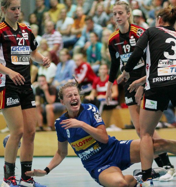 Die Folgen ihres schmerzhaften Sturzes auf das Steißbein im Spiel gegen die HSG Bensheim-Auerbach beschäftigte Bretzenheims Rückraumschützin Lea Schuhknecht (Mitte) auch noch in dieser Trainingswoche. Sie wird aber am Samstag gegen Mitaufsteiger SG 09 Kirchhof mitwirken können.